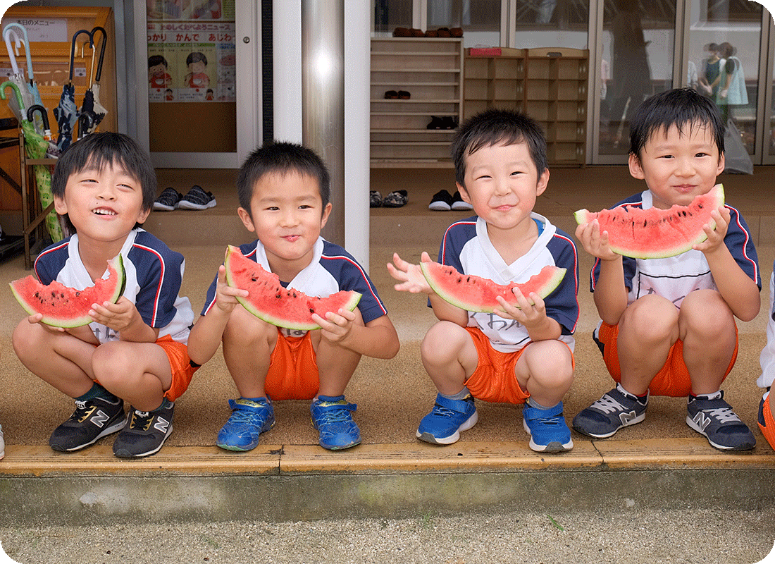 スイカを頬張る子どもたち