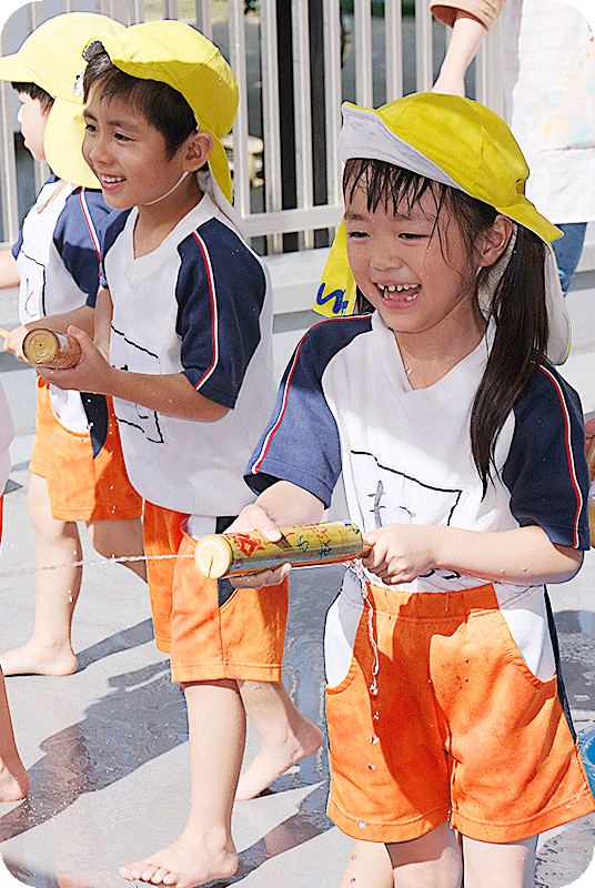 水鉄砲で水遊び