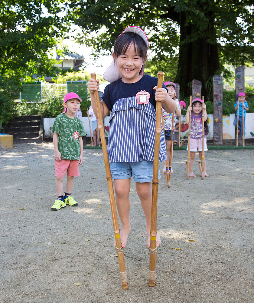 竹馬で遊ぶ写真